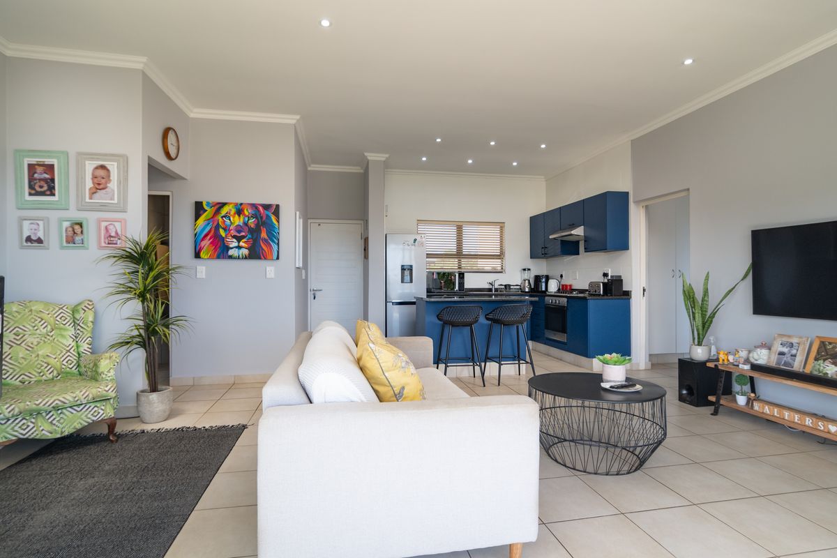 Well-presented and spacious apartment boasting panoramic sea views, ideally positioned!!! - Photo 5