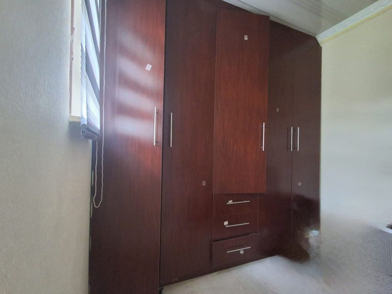 4 Bedroom House at a bargain price in Meyerton Park.. Slight fixer upper with swimming pool - Photo 10