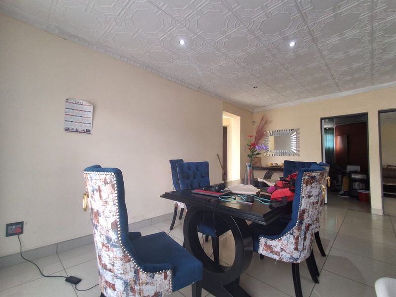 4 Bedroom House at a bargain price in Meyerton Park.. Slight fixer upper with swimming pool - Photo 9