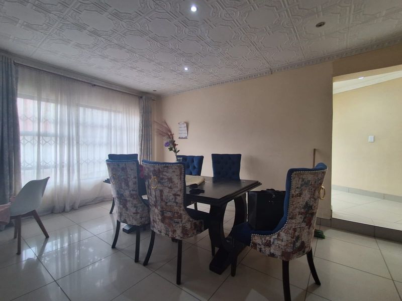 4 Bedroom House at a bargain price in Meyerton Park.. Slight fixer upper with swimming pool - Photo 7