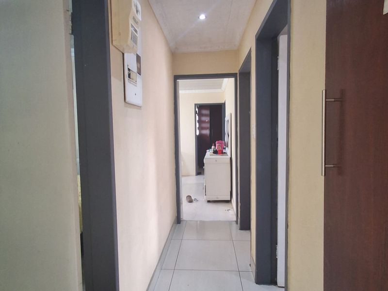 4 Bedroom House at a bargain price in Meyerton Park.. Slight fixer upper with swimming pool - Photo 8