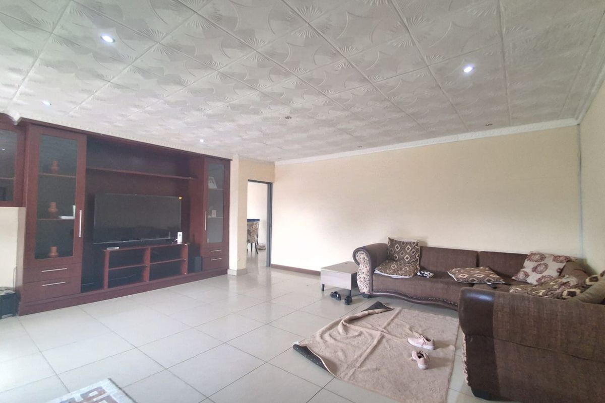 4 Bedroom House at a bargain price in Meyerton Park.. Slight fixer upper with swimming pool - Photo 4