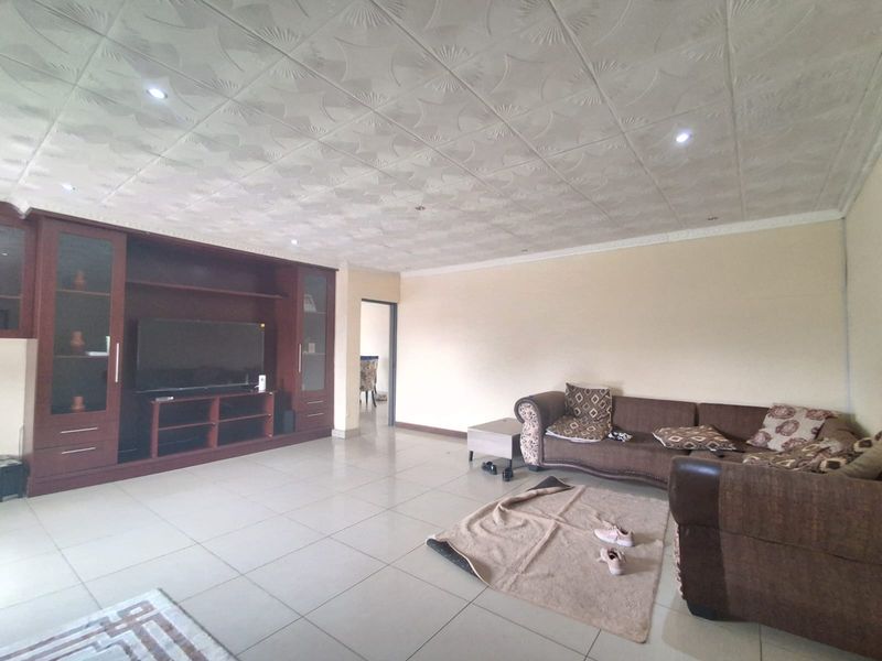 4 Bedroom House at a bargain price in Meyerton Park.. Slight fixer upper with swimming pool - Photo 4