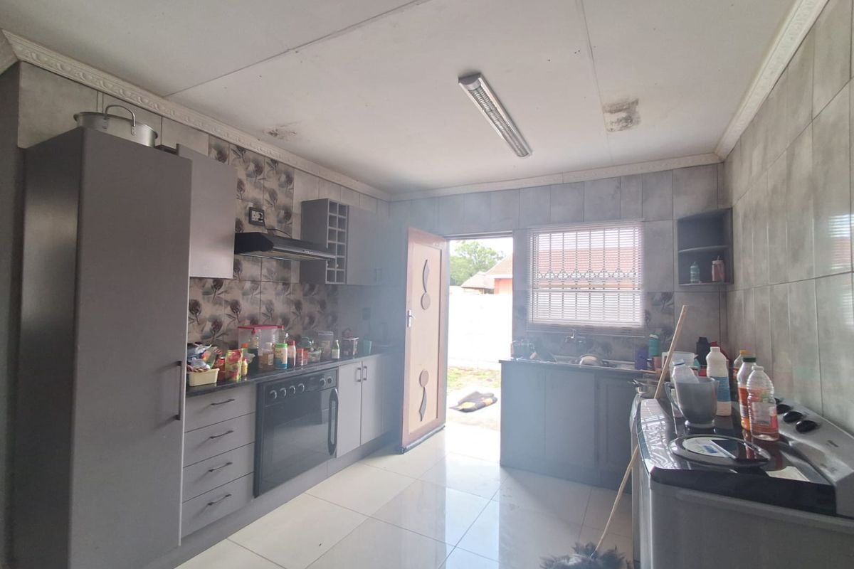 4 Bedroom House at a bargain price in Meyerton Park.. Slight fixer upper with swimming pool - Photo 3