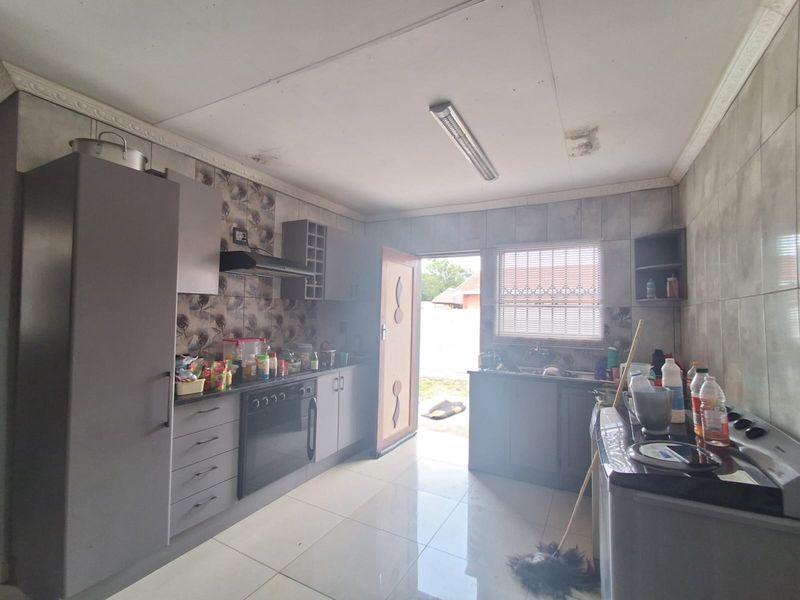 4 Bedroom House at a bargain price in Meyerton Park.. Slight fixer upper with swimming pool - Photo 3