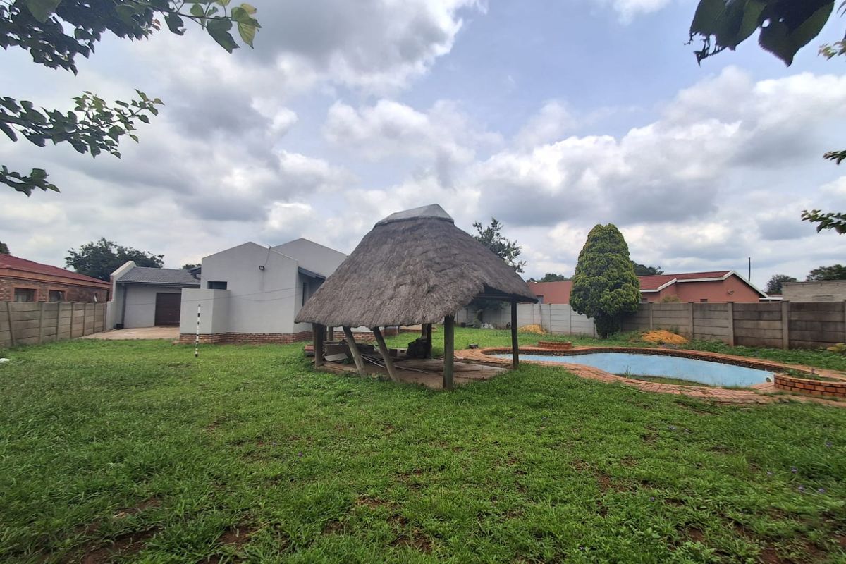 4 Bedroom House at a bargain price in Meyerton Park.. Slight fixer upper with swimming pool - Photo 2