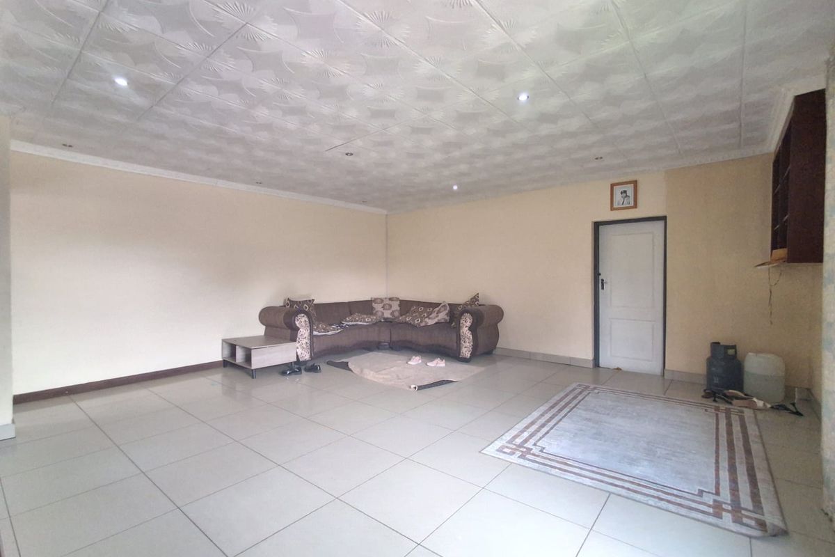 4 Bedroom House at a bargain price in Meyerton Park.. Slight fixer upper with swimming pool - Photo 5