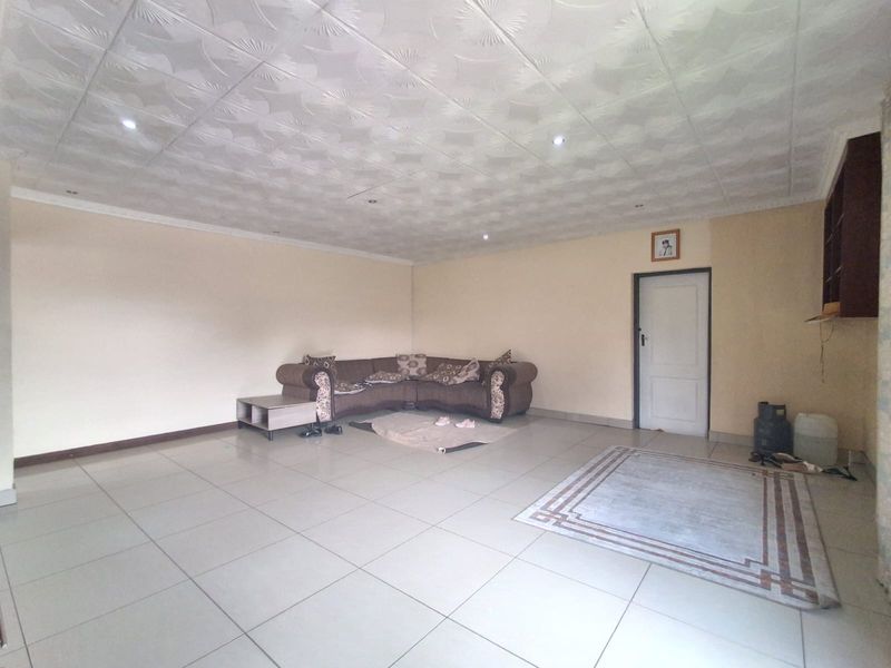 4 Bedroom House at a bargain price in Meyerton Park.. Slight fixer upper with swimming pool - Photo 5