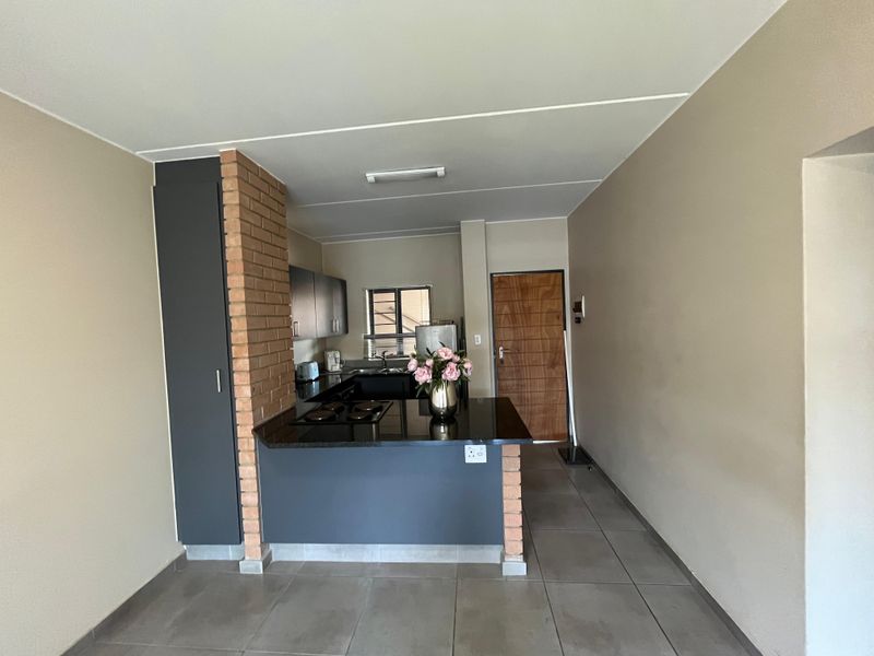 Contemporary Living in a Secure and Convenient Location - Photo 2