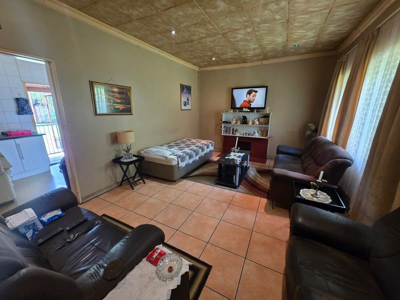 House for Sale in CW6 – Great Potential! - Photo 5