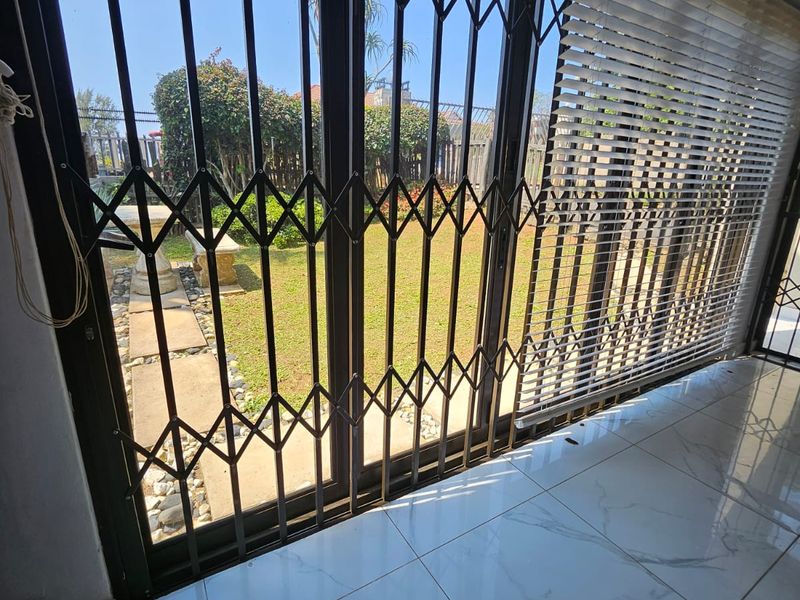 Sea Views, Private Garden & Beachside Living in Tinley Manor - Photo 8