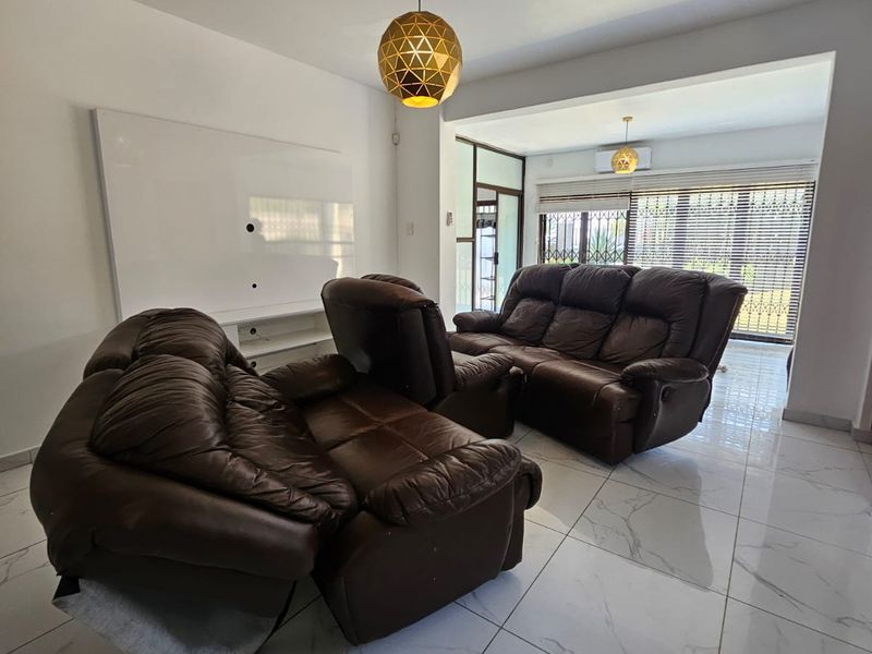 Sea Views, Private Garden & Beachside Living in Tinley Manor - Photo 7