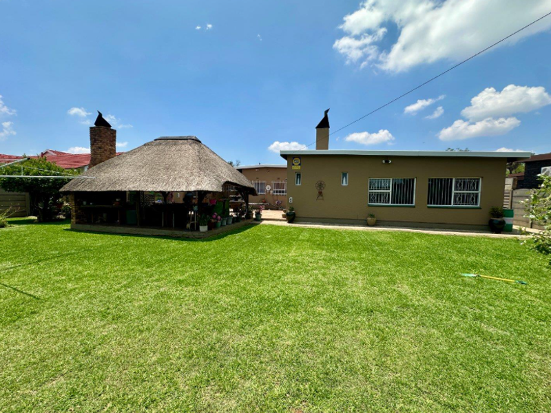 Spacious Family Home with Conversion Potential in Parkrand - Photo 3