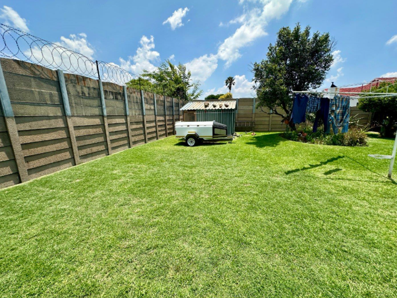 Spacious Family Home with Conversion Potential in Parkrand - Photo 7