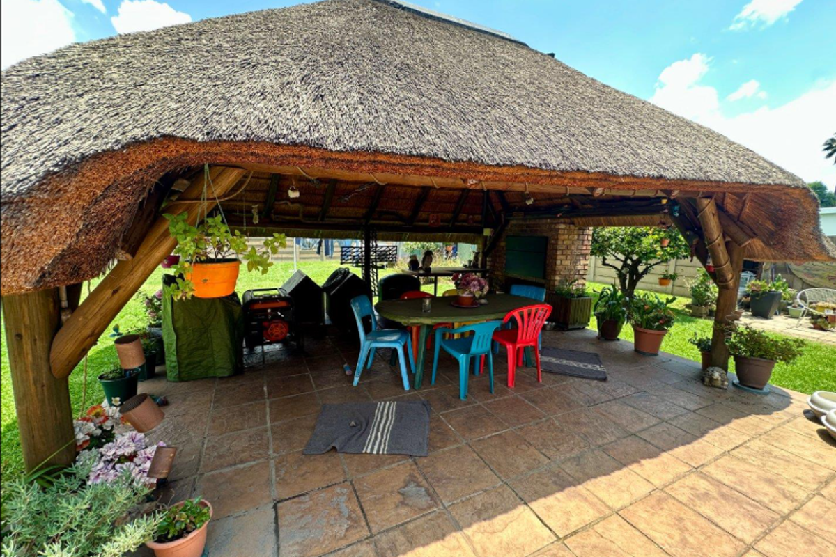 Spacious Family Home with Conversion Potential in Parkrand - Photo 5