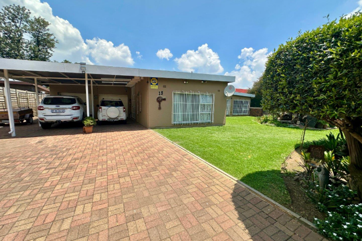 Spacious Family Home with Conversion Potential in Parkrand - Photo 2