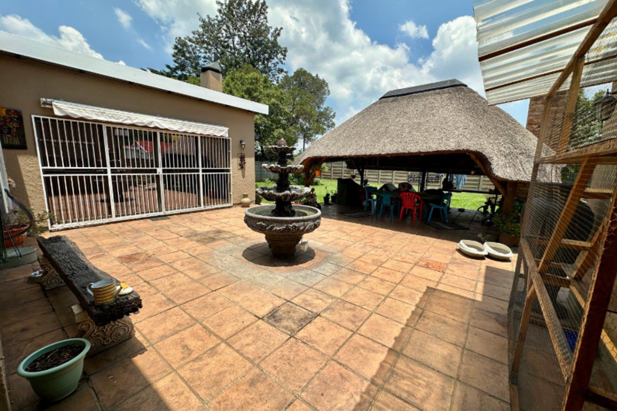 Spacious Family Home with Conversion Potential in Parkrand - Photo 4