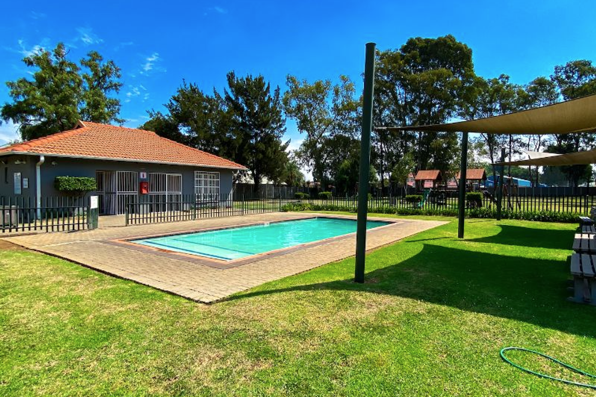 Modern 1 Bedroom Apartment for Sale in Comet, Boksburg - Photo 5