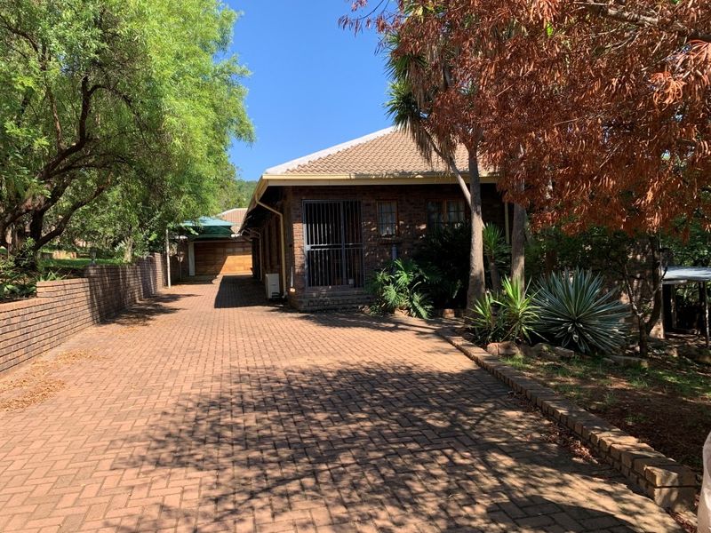 Move-In Ready Bushveld Home with Flatlet and Entertainment Areas - Photo 3