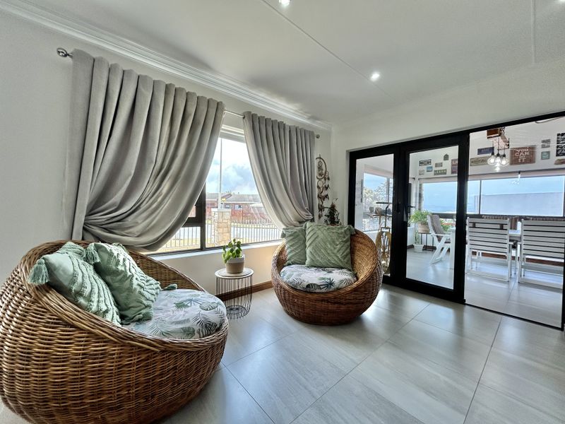 Modern Coastal Home - 1km from the beach - Photo 9