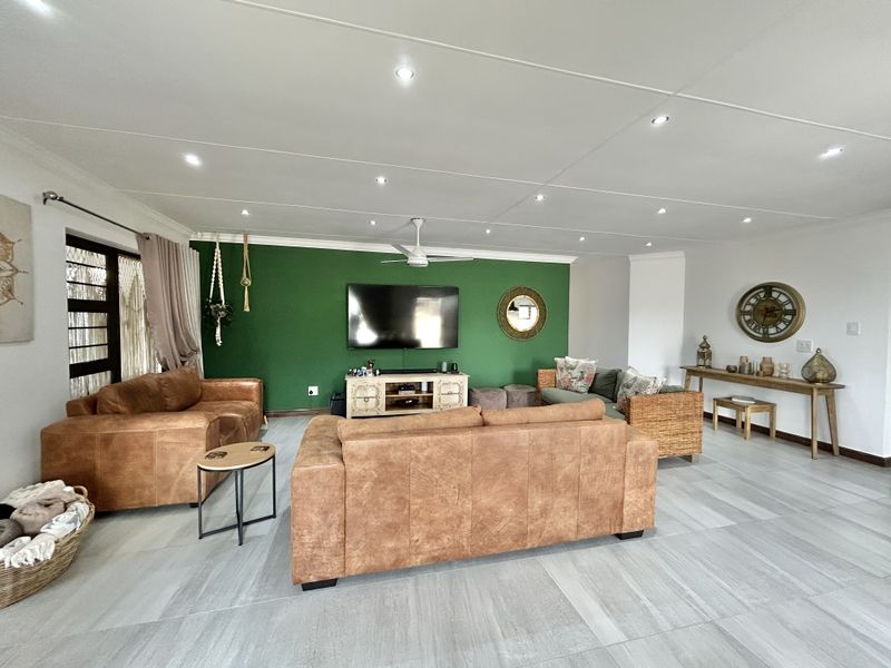 Modern Coastal Home - 1km from the beach - Photo 8