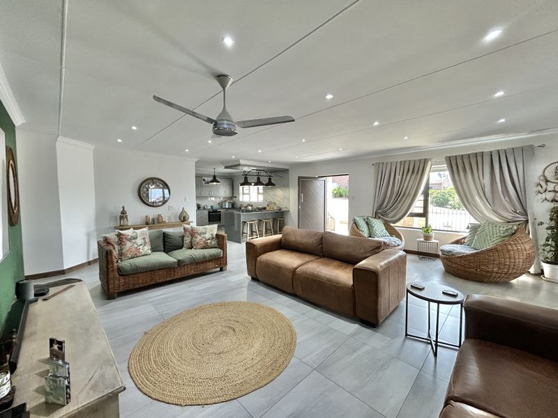 Modern Coastal Home - 1km from the beach - Photo 4