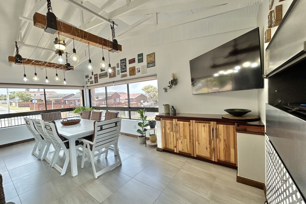 Modern Coastal Home - 1km from the beach - Photo 3