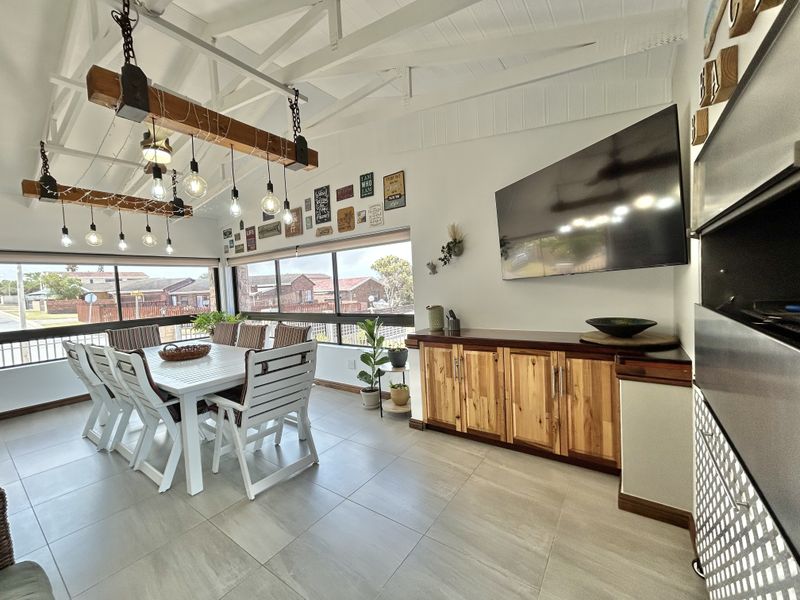 Modern Coastal Home - 1km from the beach - Photo 3