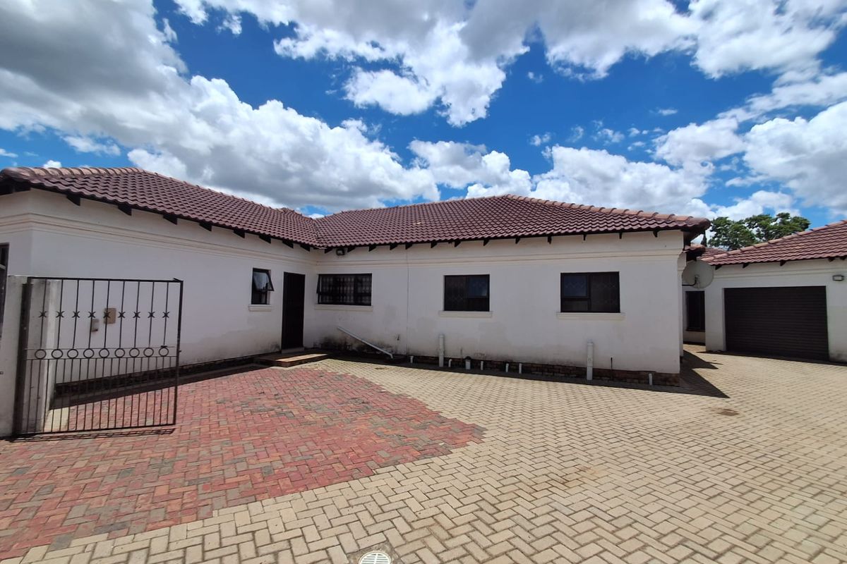 Immaculate and well kept 4 Bedroom Family Home in Waldrift, Vereeniging. - Photo 2