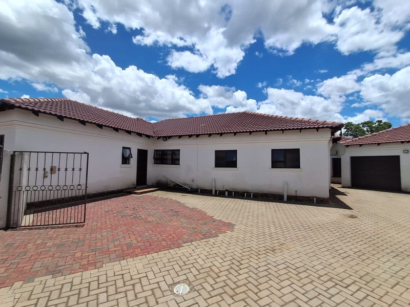Immaculate and well kept 4 Bedroom Family Home in Waldrift, Vereeniging. - Photo 2