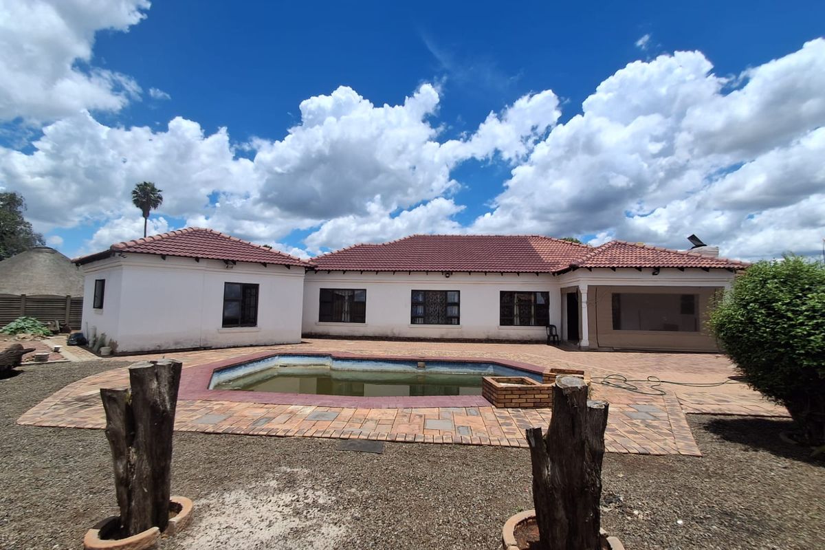 Immaculate and well kept 4 Bedroom Family Home in Waldrift, Vereeniging. - Photo 4