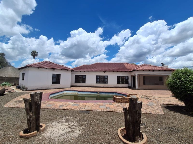 Immaculate and well kept 4 Bedroom Family Home in Waldrift, Vereeniging. - Photo 4