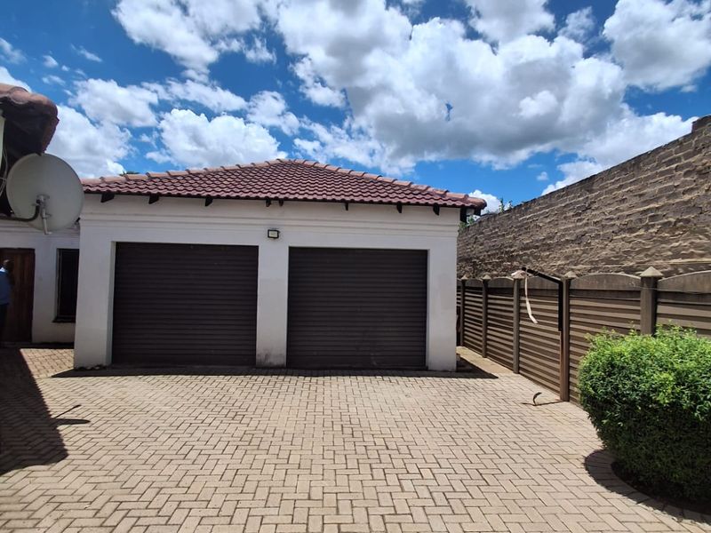 Immaculate and well kept 4 Bedroom Family Home in Waldrift, Vereeniging. - Photo 3
