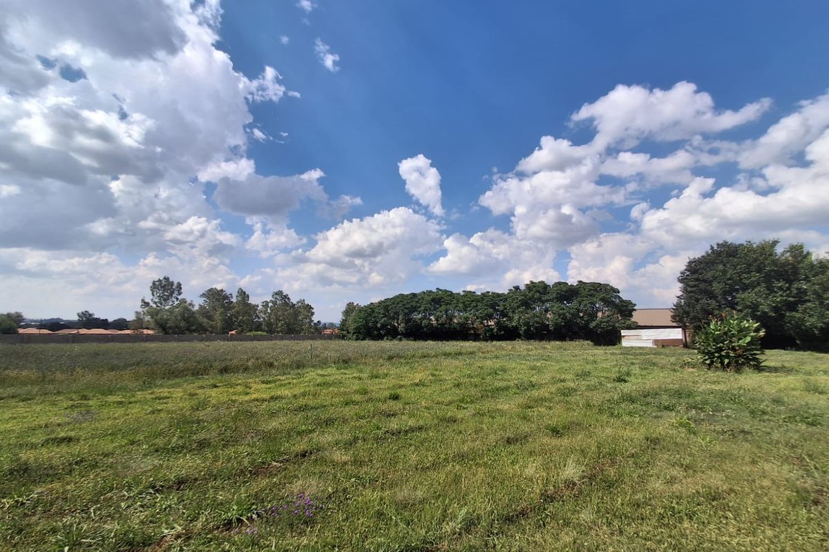 INVESTMENT OPPORTUNITY!!!5600m2 of Vacant Property in between two well established Complexes. - Photo 2