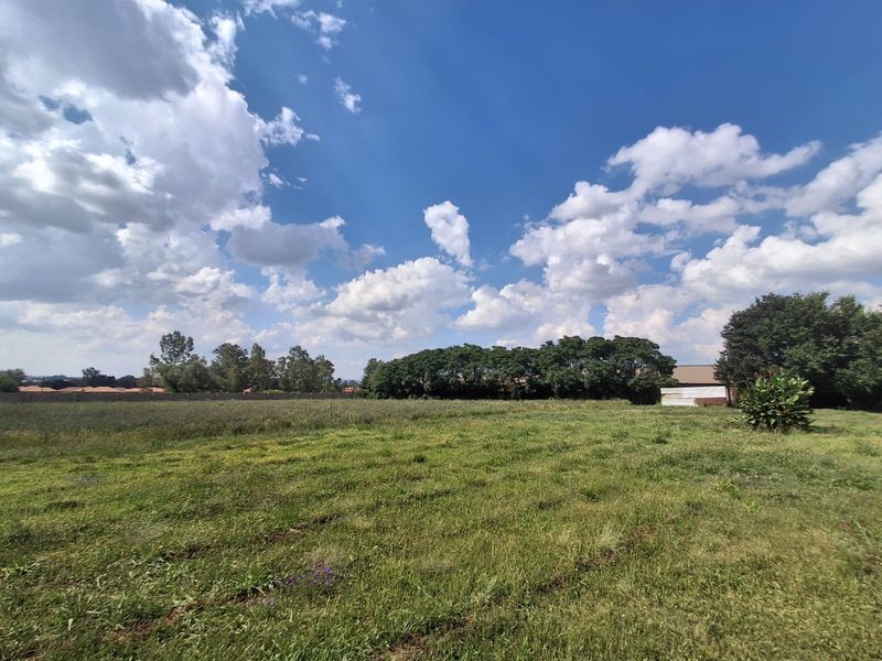 INVESTMENT OPPORTUNITY!!!5600m2 of Vacant Property in between two well established Complexes. - Photo 2