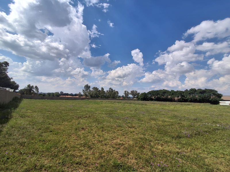 INVESTMENT OPPORTUNITY!!!5600m2 of Vacant Property in between two well established Complexes. - Photo 3