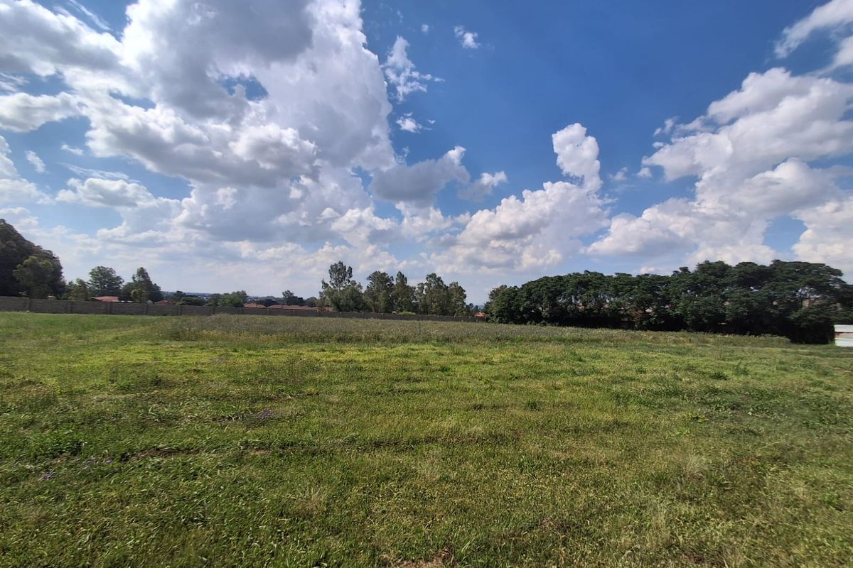 INVESTMENT OPPORTUNITY!!!5600m2 of Vacant Property in between two well established Complexes. - Photo 4