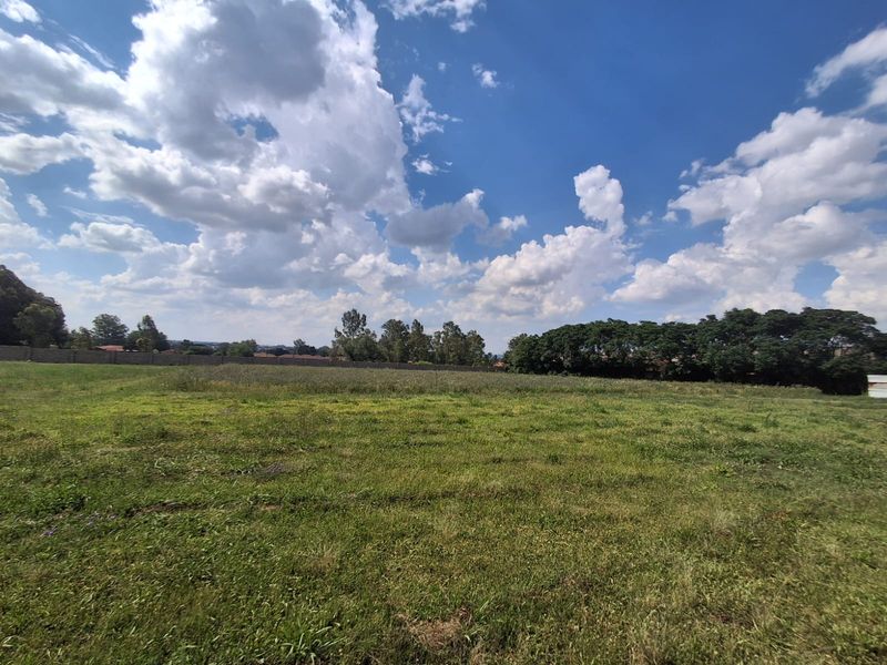 INVESTMENT OPPORTUNITY!!!5600m2 of Vacant Property in between two well established Complexes. - Photo 4