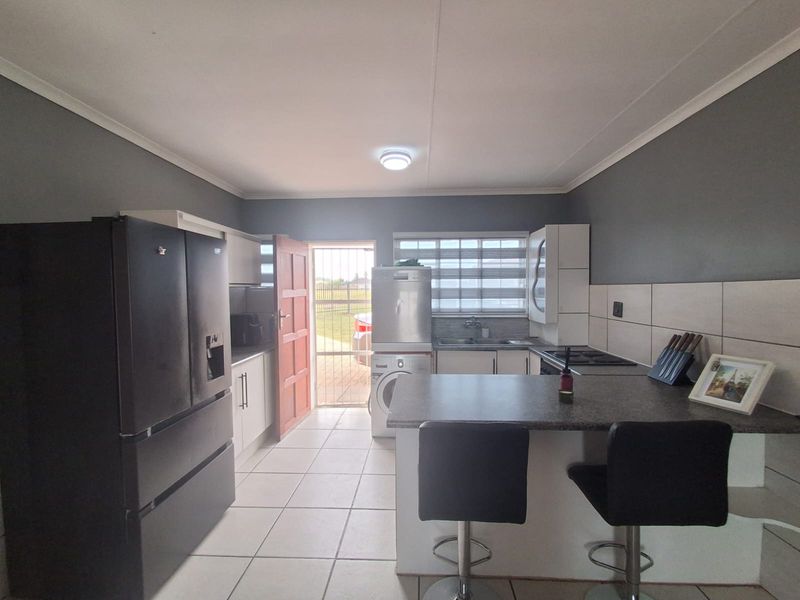 Newly renovated 3 bedroom family home in Riversdale Meyerton. Ideal for a starter family. - Photo 3