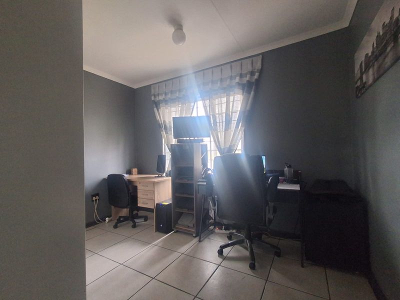 Newly renovated 3 bedroom family home in Riversdale Meyerton. Ideal for a starter family. - Photo 8