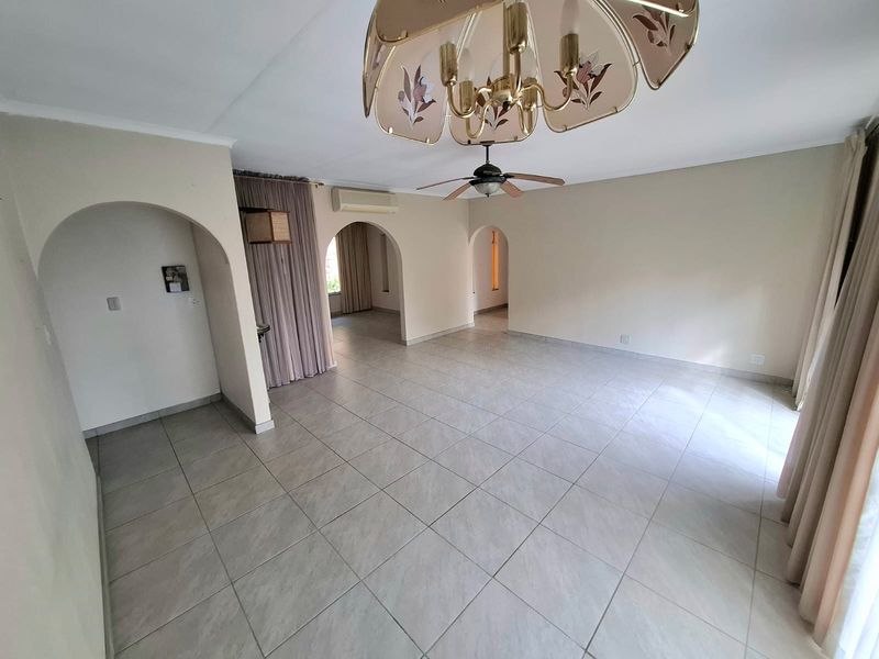 Perfectly located 4 Bedroom House Magalieskruin - Photo 3