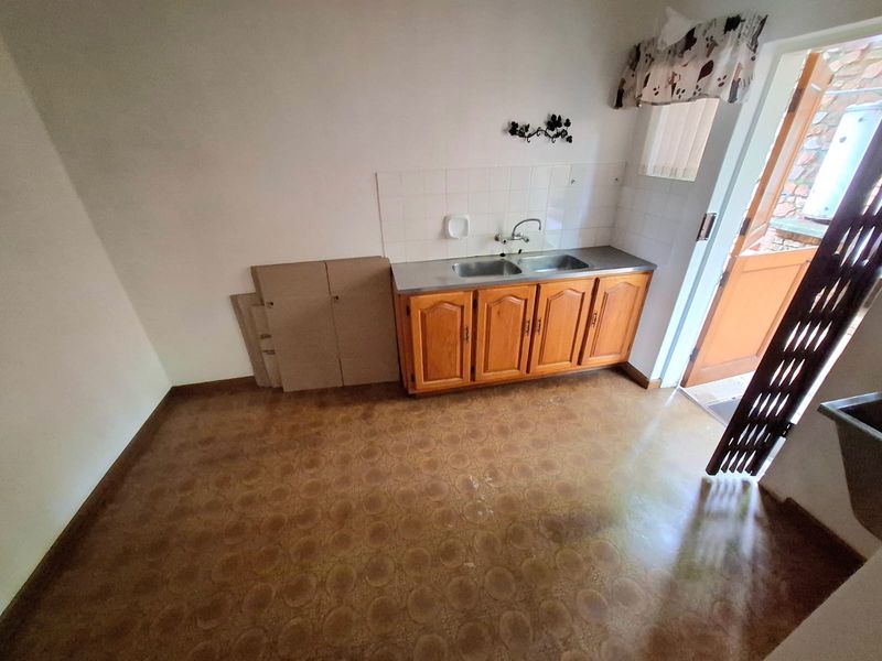 Perfectly located 4 Bedroom House Magalieskruin - Photo 9