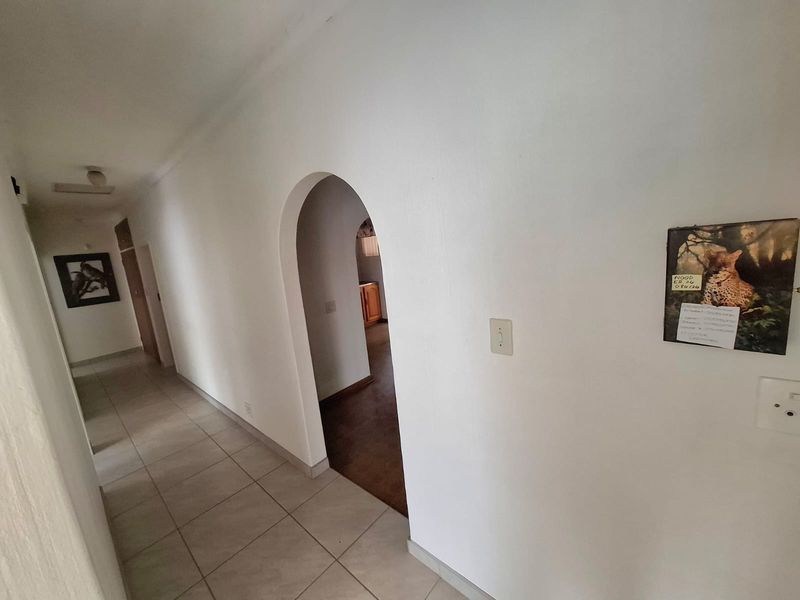 Perfectly located 4 Bedroom House Magalieskruin - Photo 10