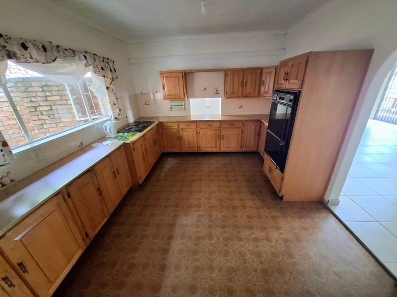 Perfectly located 4 Bedroom House Magalieskruin - Photo 8