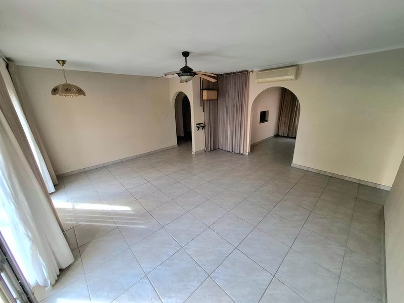 Perfectly located 4 Bedroom House Magalieskruin - Photo 7