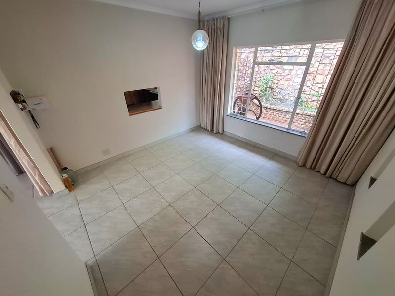 Perfectly located 4 Bedroom House Magalieskruin - Photo 6