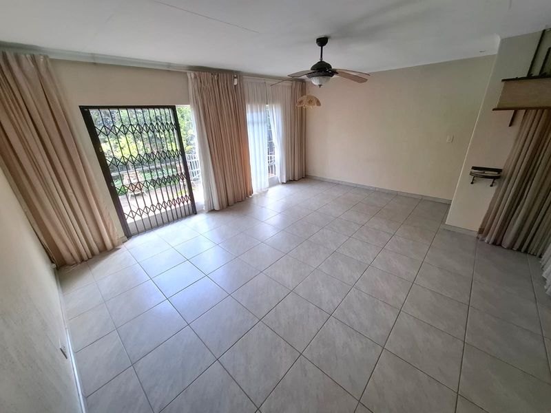 Perfectly located 4 Bedroom House Magalieskruin - Photo 4
