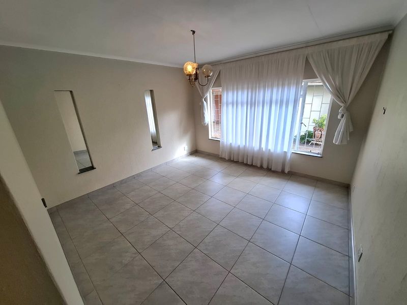 Perfectly located 4 Bedroom House Magalieskruin - Photo 5