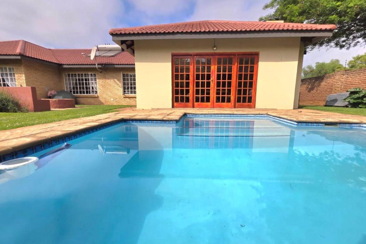 Modern Face Brick Family Home with Flatlet | Corner Stand | Three Rivers Proper. - Photo 4