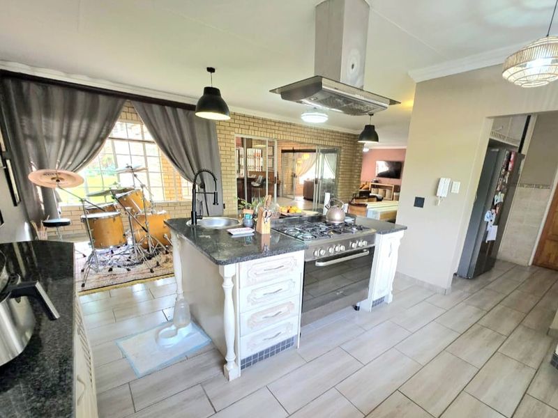 Modern Face Brick Family Home with Flatlet | Corner Stand | Three Rivers Proper. - Photo 10